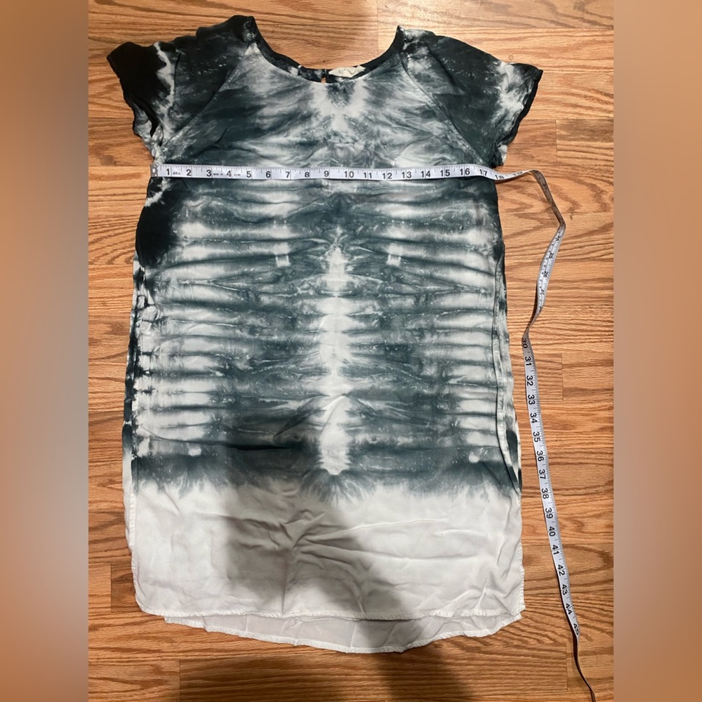 ILLA ILLA tye dye short sleeve dress in size M.